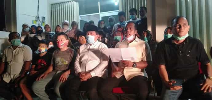 Ketua Tim Pemenangan Koalisi Rokan Hulu Maju Kelmi Amri, H.Sukiman dan para pendukung serta simpatisan saat mengumumkan secara resmi perolehan suara Sukawan yang memenangi Pilkada Rohul 2020.