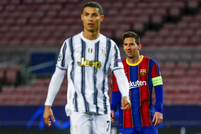 Tipis-tipis Gol Free Kick Cristiano Ronaldo Vs Lionel Messi (AP/Joan Monfort)