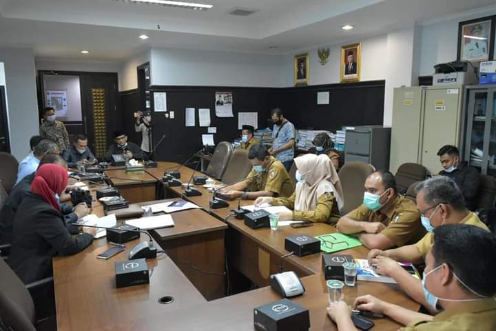 Sesi tanya jawab antara Komisi IV dengan DLHK kota Pekanbaru