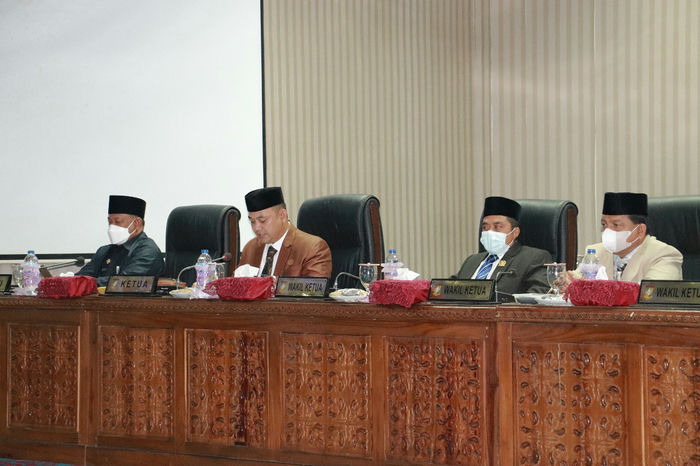 Ketua DPRD Kabupaten Kampar Muhammad Faisal bersama pimpinan lainnya memimpin sidang paripurna PAW Zalka Putra dari PKS