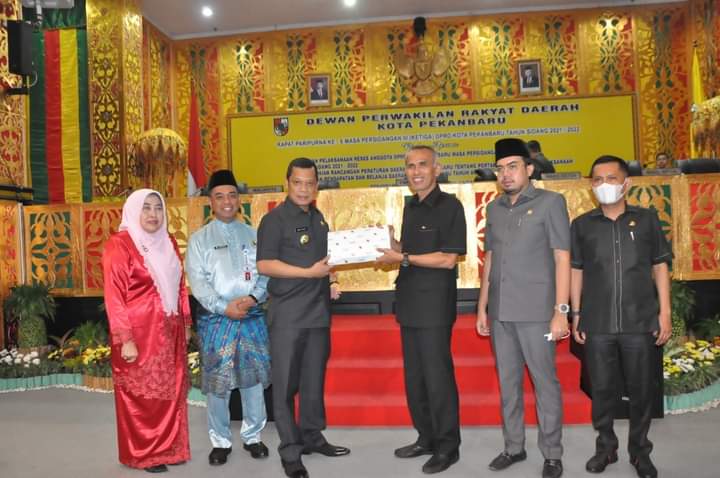 Pj Walikota Pekanbaru serahkan laporan pertanggung jawaban APBD 2021 ke Dprd kota Pekanbaru