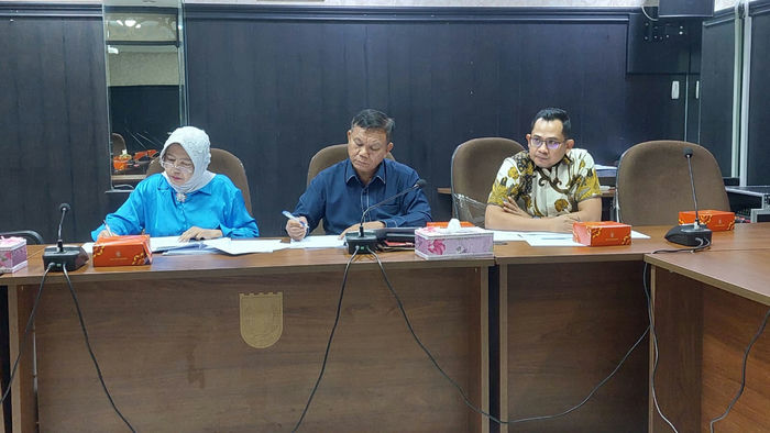 Dapot Sinaga Ketua Komisi II (tengah) memimpin rapat dengar pendapat