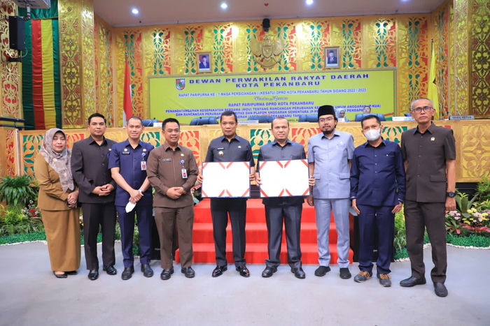 Foto bersama Pimpinan DPRD Pekanbaru Bersama Pj Walikota dan Pejabat Pemko Pekanbaru usai penandatangan kesepakatan bersama MoU KUA-PPAS APBD Kota Pekanbaru Tahun Anggaran 2022