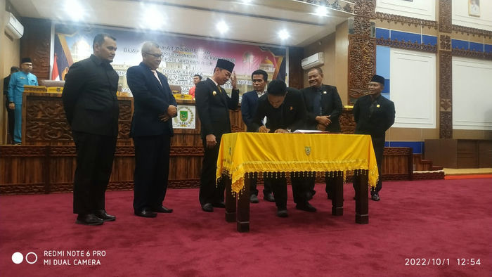 Ketua DPRD Rohil Maston Melaksanakan Sidang Paripurna Mengesahkan Angaran pendapatan Belanja Daerah perubahan APBD - P