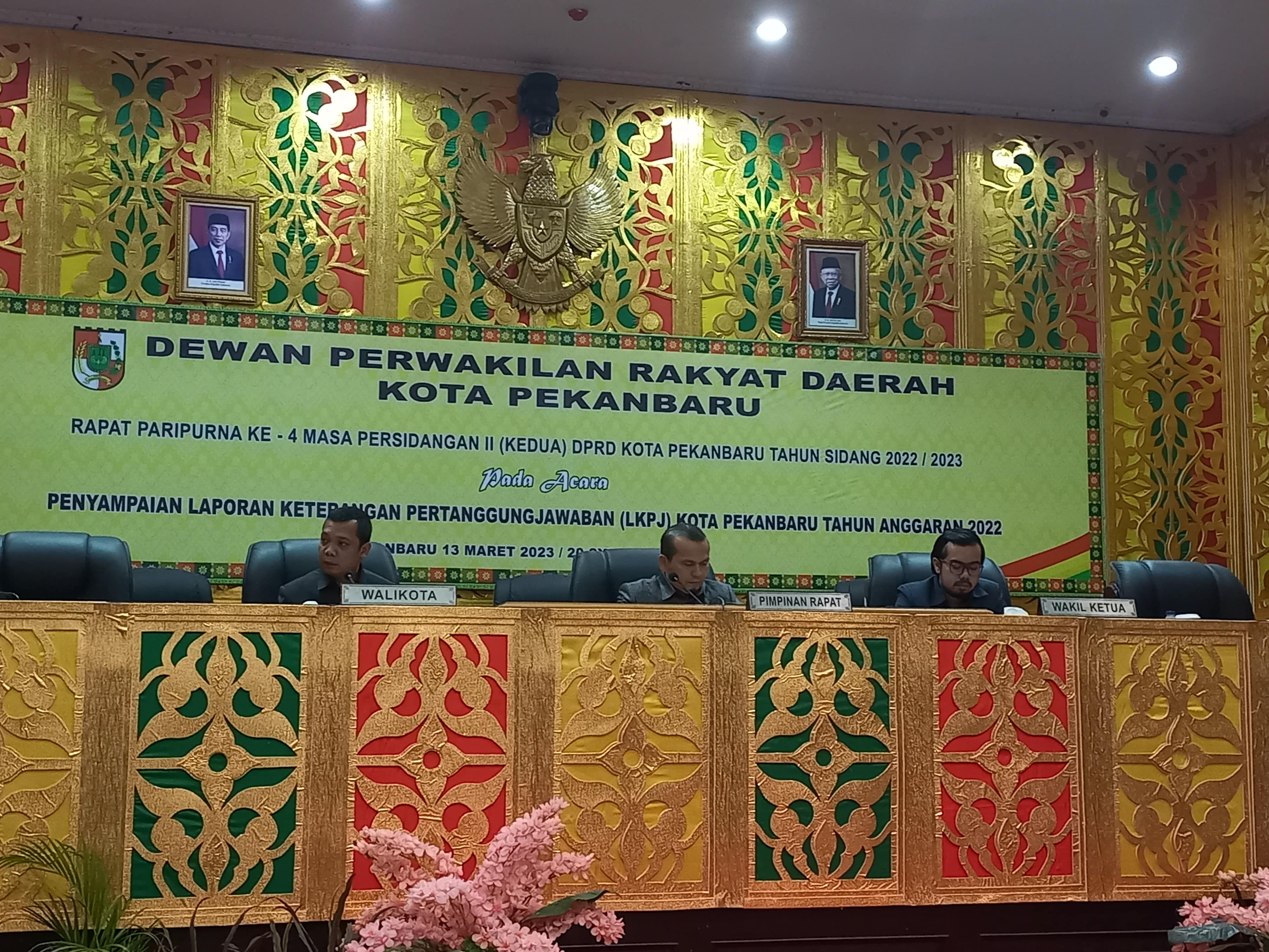 Rapat paripurna dipimpin Ketua DPRD Kota Pekanbaru, Sabarudi dan didampingi Wakil Ketua DPRD, Ginda Burnama