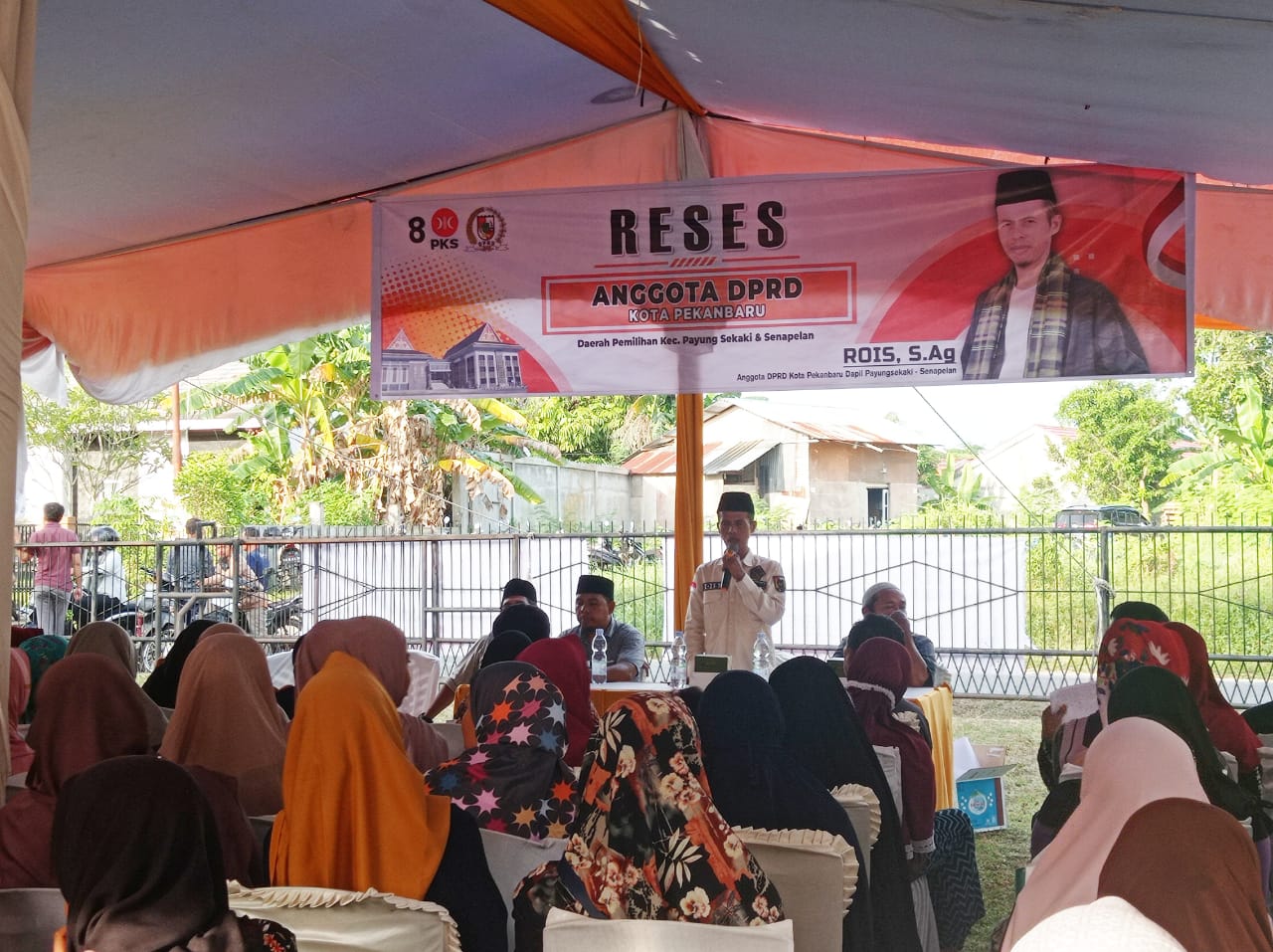 Anggota DPRD Kota Pekanbaru dari Fraksi PKS, Rois SAg saat menyerap aspirasi masyadakat