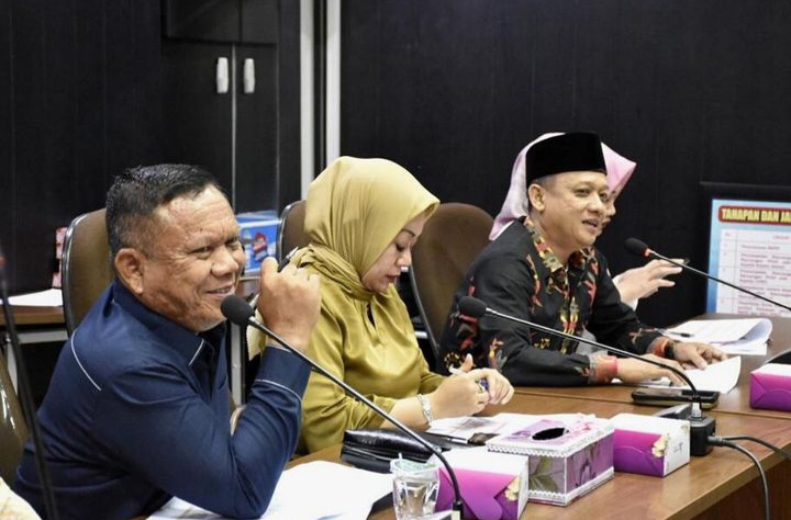 Ketua Komisi II Dapot Sinaga (kiri ujung) saat memimpin rapat hearing