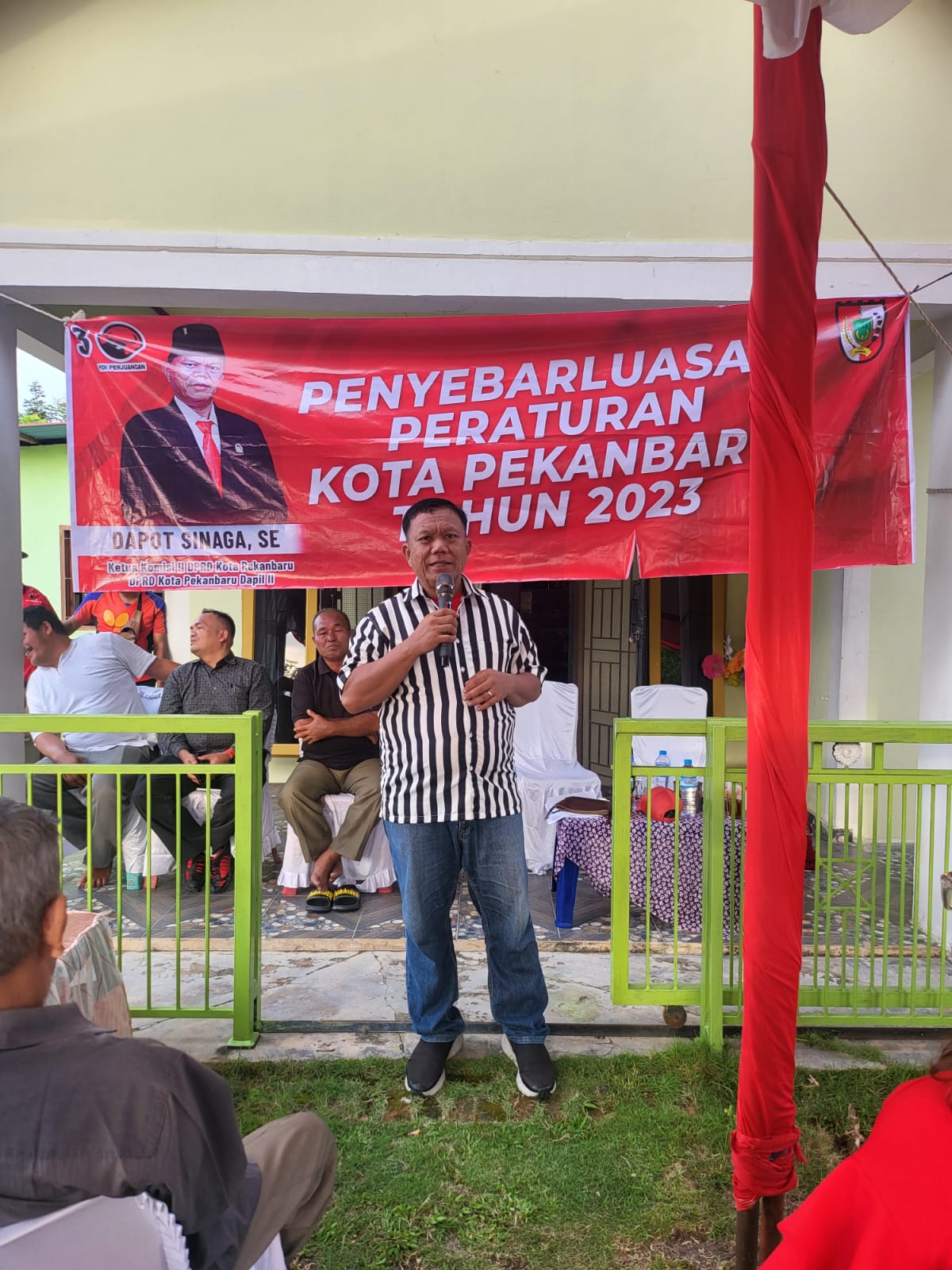 Anggota DPRD Kota Pekanbaru Dapot Sinaga saat memaparkan terkait penyebarluasan Perda