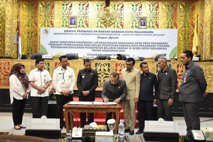Ketua DPRD Pekanbaru Muhammad Sabarudi saat menandatangani draf APBD Perubahan 2023