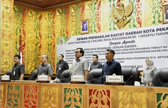 Pimpinan sidang paripurna bersama para wakil ketua dan Plt Asisten III Setdako Pekanbaru Dedi Gusriadi saat menyanyikan lagu Indonesia Raya