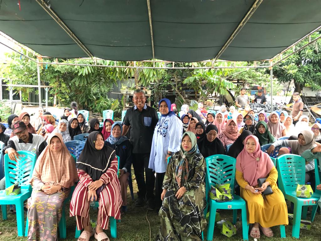 Foto bersama Anggota DPRD Kota Pekanbaru Sigit Yuwono ST dan masyarakat yang hadir saat kegiatan