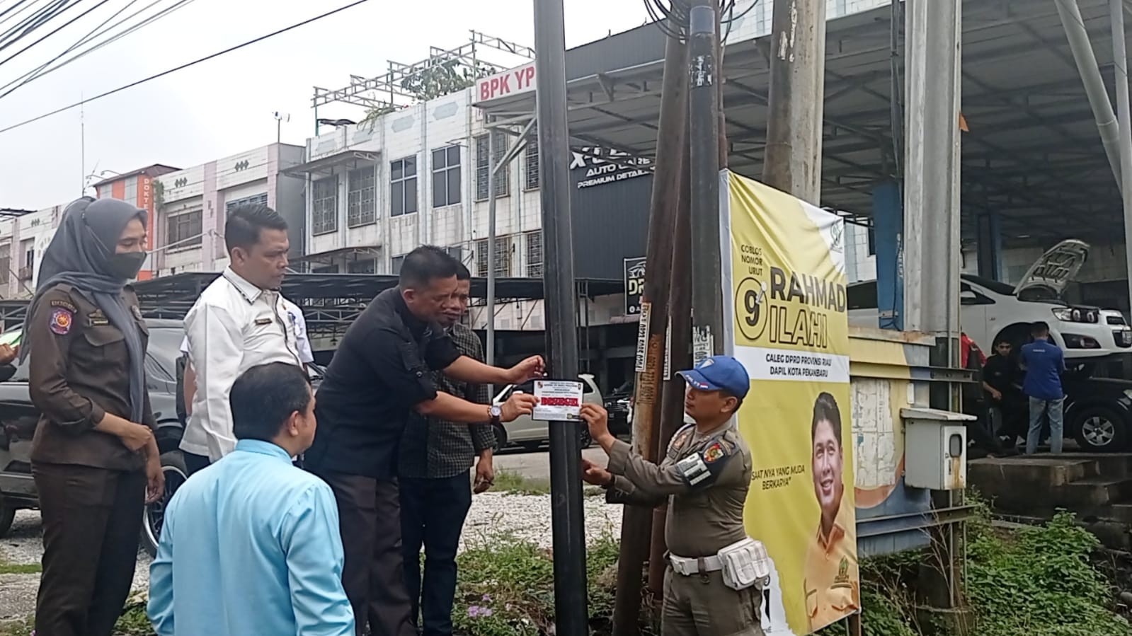 Kasatpol PP Pekanbaru dan Wakil Ketua Komisi I Krismat melaksanakan kunap terkait penyegelan sejumlah tiang jaringan internet yang ditanam secara ilegal