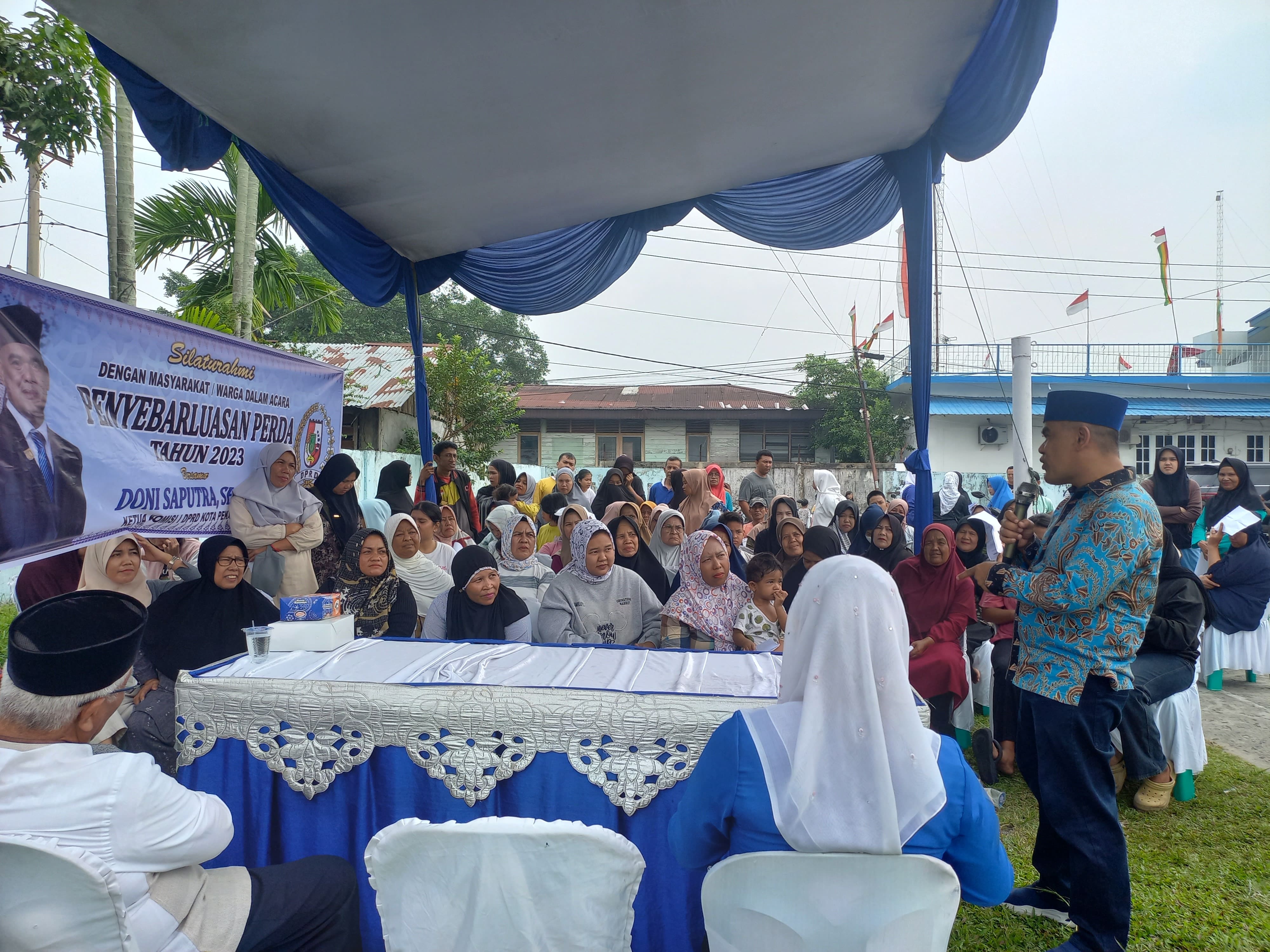 Masyarakat yang antusias mendengarkan sosialisasi Perda dari Anggota DPRD Kota Pekanbaru Doni Saputra MH