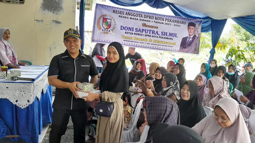 Anggota DPRD Kota Pekanbaru Doni Saputra saat berfoto bersama warga