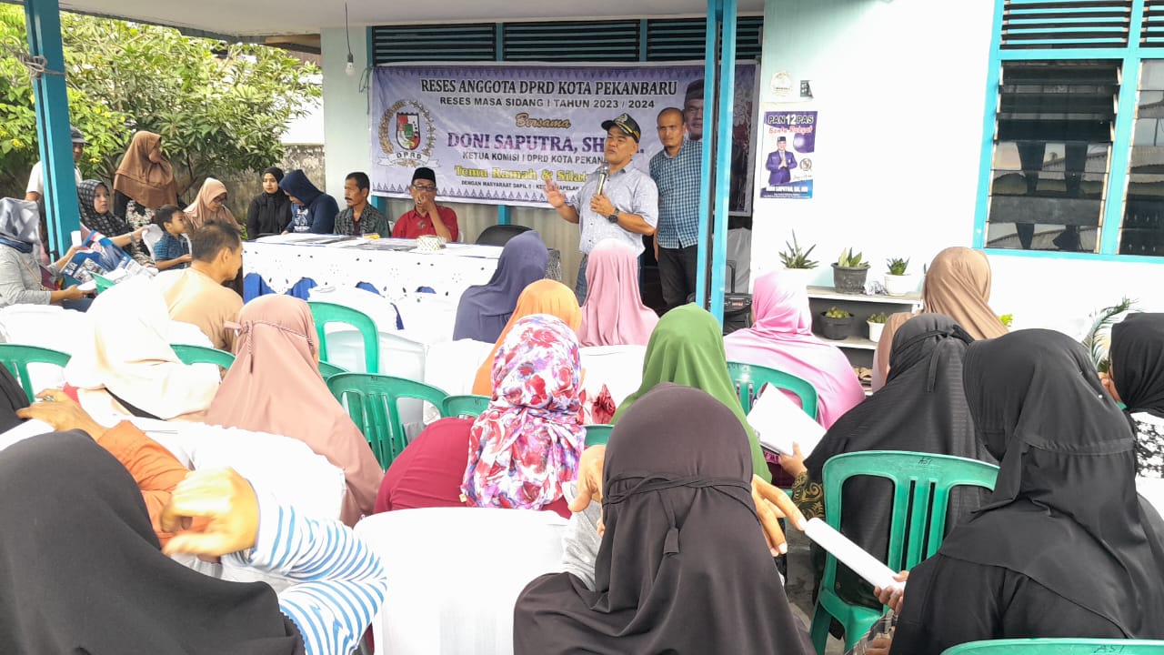Anggota DPRD Pekanbaru Doni Saputra saat menyerap aspirasi warga