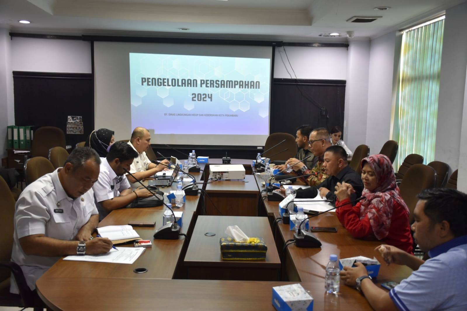 Foto 1: Suasana rapat hearing antara Komisi IV dan DLHK Kota Pekanbaru
