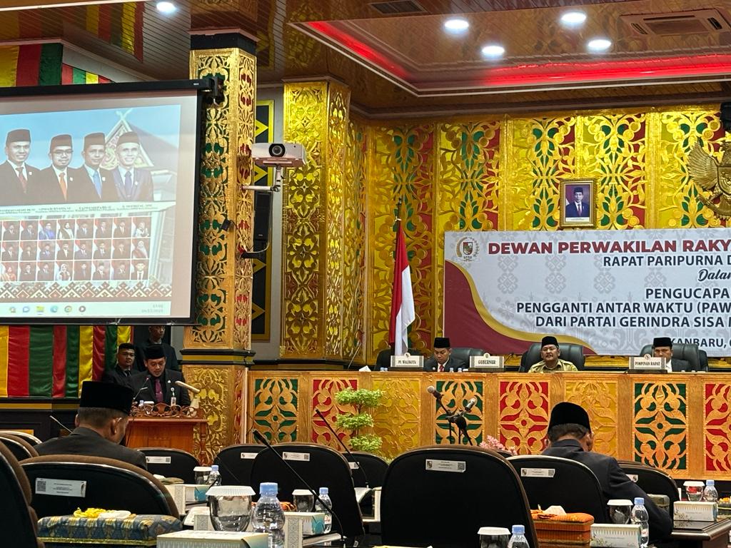 Foto 5: Sekwan DPRD Kota Pekanbaru Hambali Nanda saat membacakan tata tertib rapat paripurna