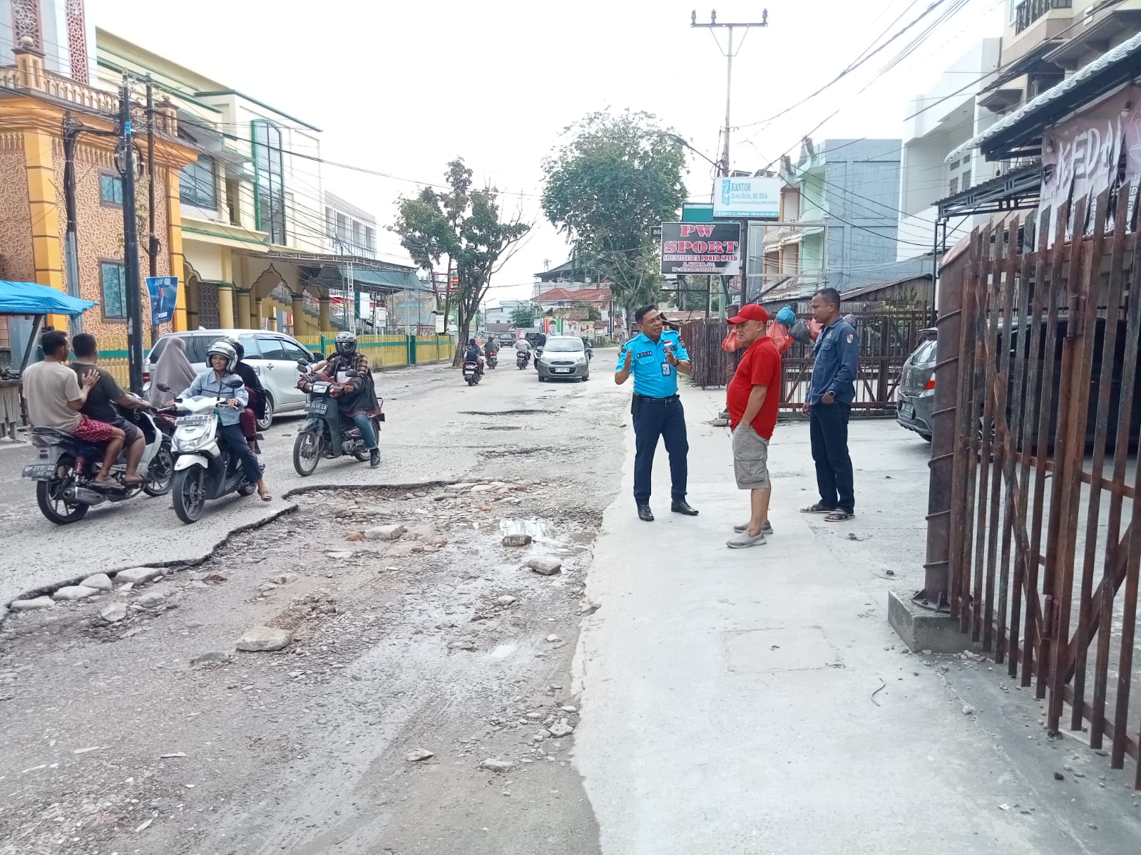 Ketua Komisi I DPRD Pekanbaru Doni Saputra saat meninjau jalan rusak