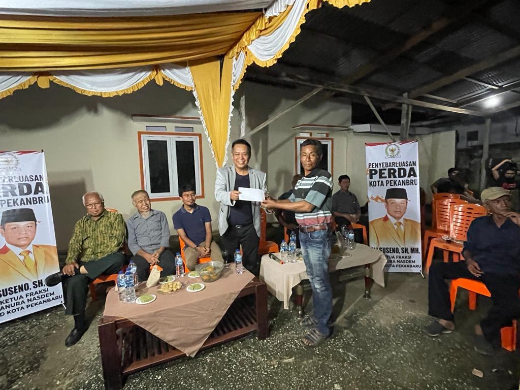Anggota DPRD Kota Pekanbaru Ali Suseno bersama salah satu warga yang hadir