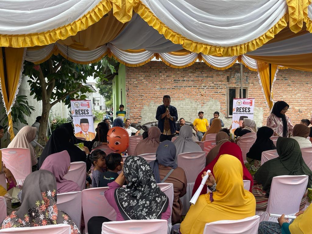Anggota DPRD Kota Pekanbaru Ali Suseno saat melaksanakan kegiatan reses