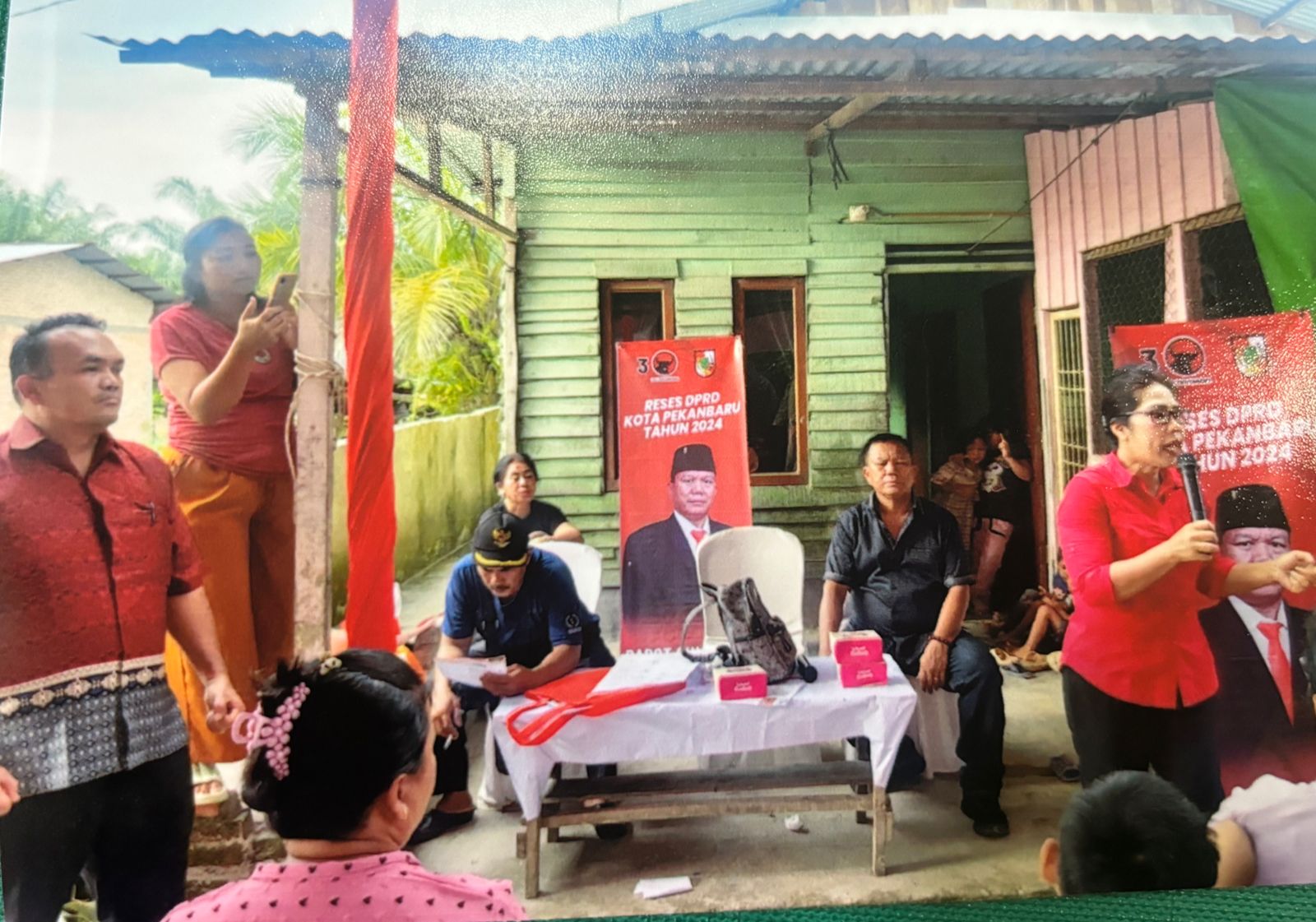 Anggota DPRD Kota Pekanbaru Dapot Sinaga saat menyerap aspirasi warga