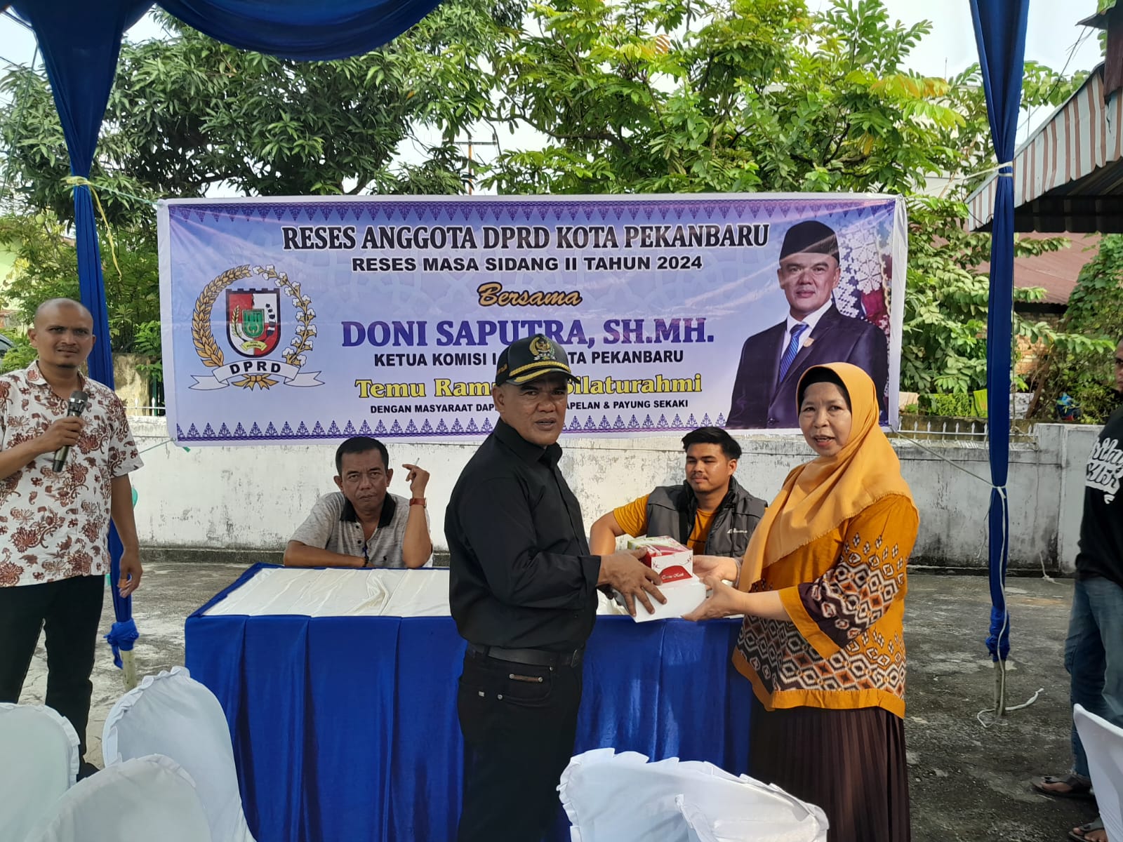 Anggota DPRD Kota Pekanbaru Doni Saputra MH bersama salah satu warga