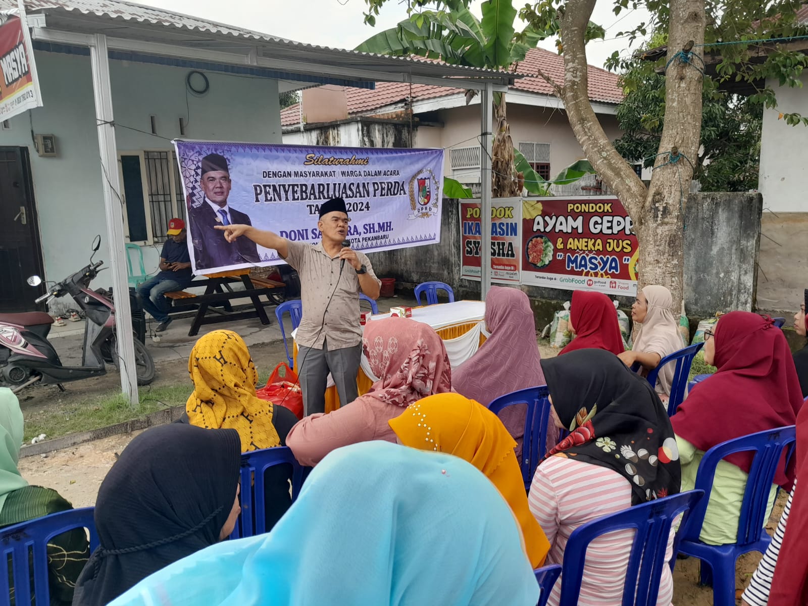 Anggota DPRD Kota Pekanbaru Doni Saputra MH saat melaksanakan sosialisasi Perda