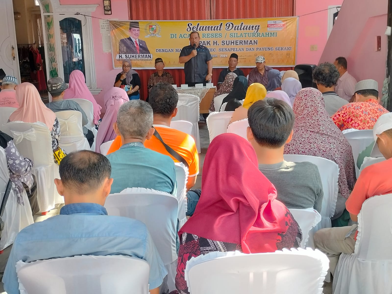 Anggota DPRD Kota Pekanbaru H Suherman saat melaksanakan Penyebarluasan Perda