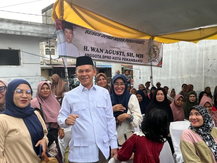 Anggota DPRD Kota Pekanbaru dari Fraksi Gerindra Wan Agusti MH saat fot9 bersama warga
