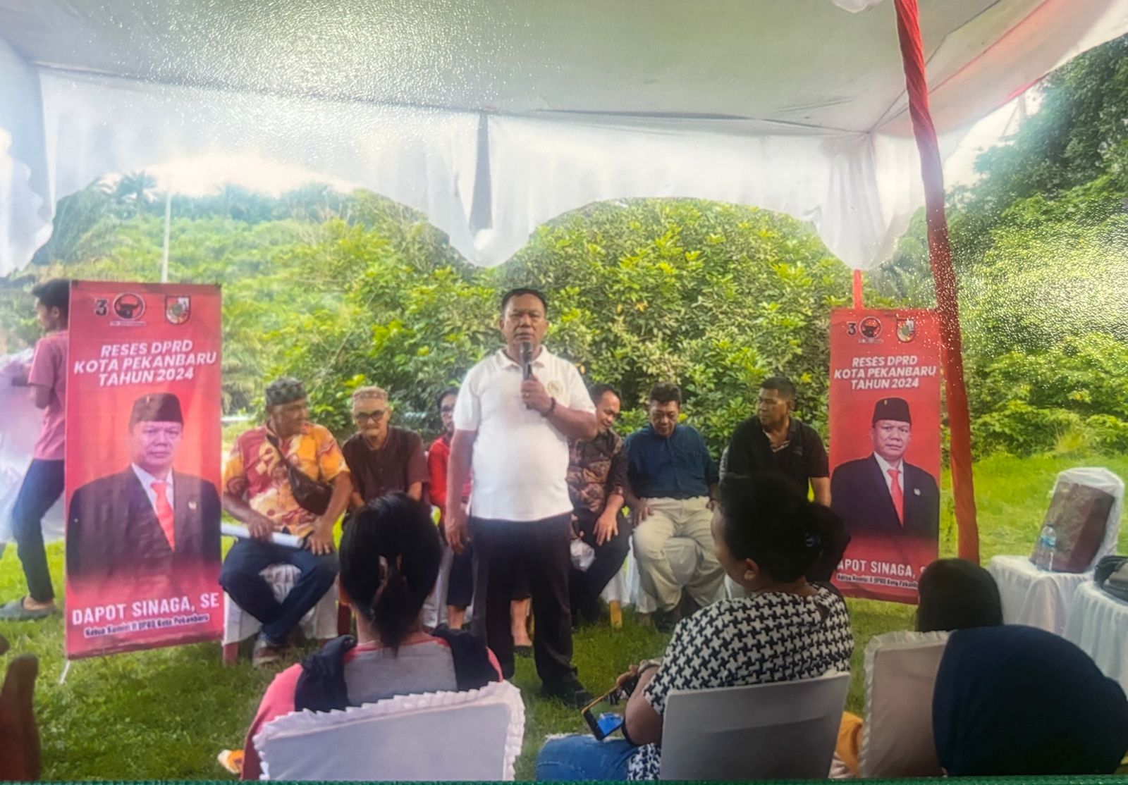 Anggota DPRD Kota Pekanbaru dari Fraksi PDI Perjuangan Dapot Sinaga saat menjemput aspirasi masyarakat