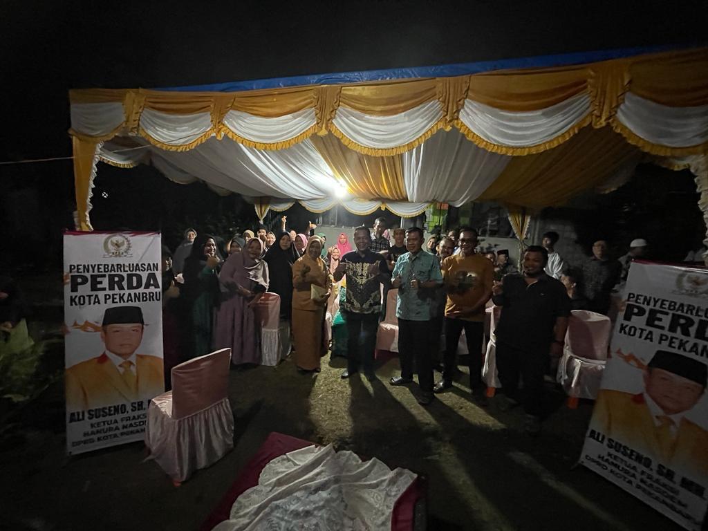 Anggota DPRD Pekanbaru, Ali Suseno saat foto bersama warga