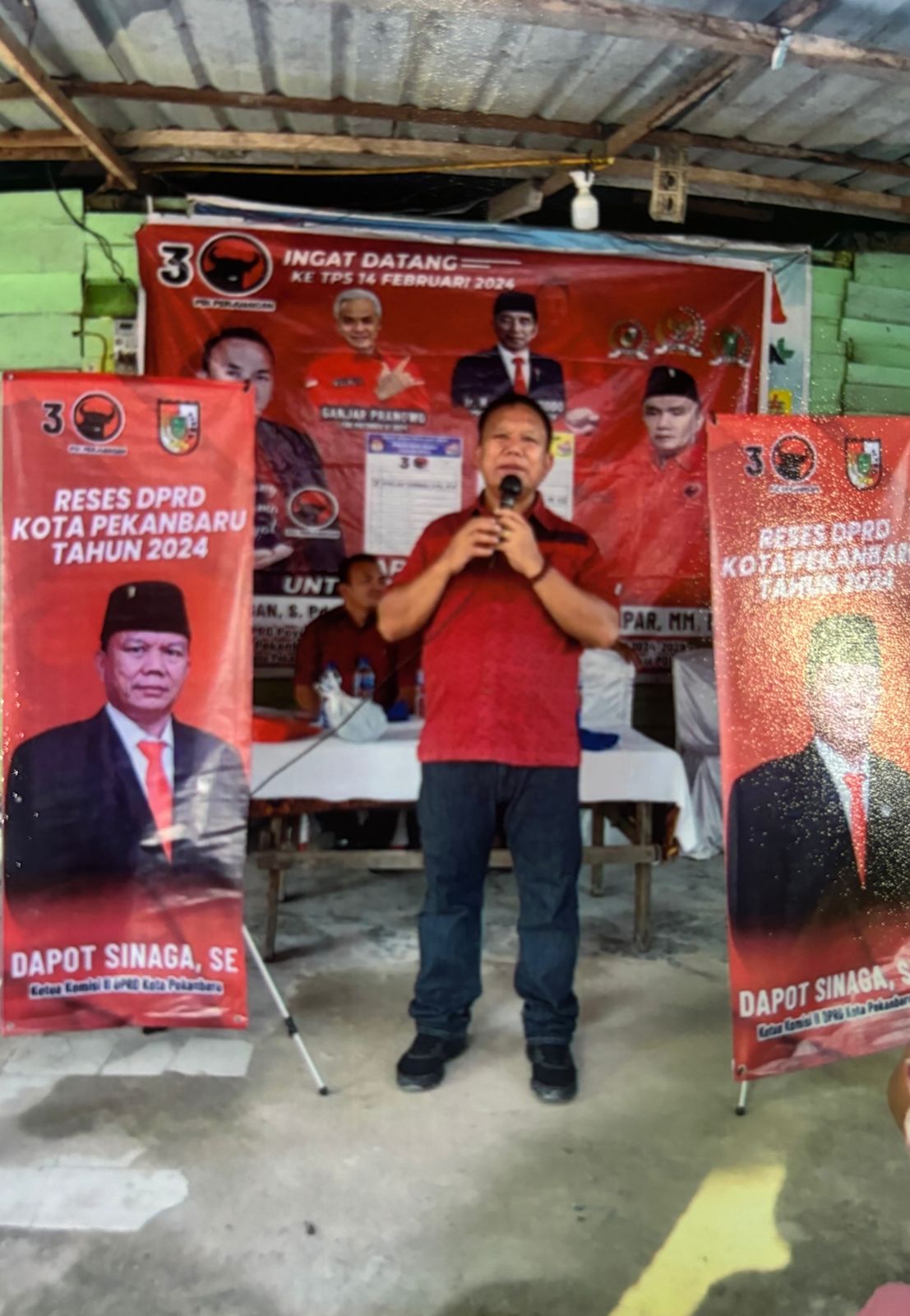 Anggota DPRD kota Pekanbaru Dapot Sinaga saat melaksanakan reses