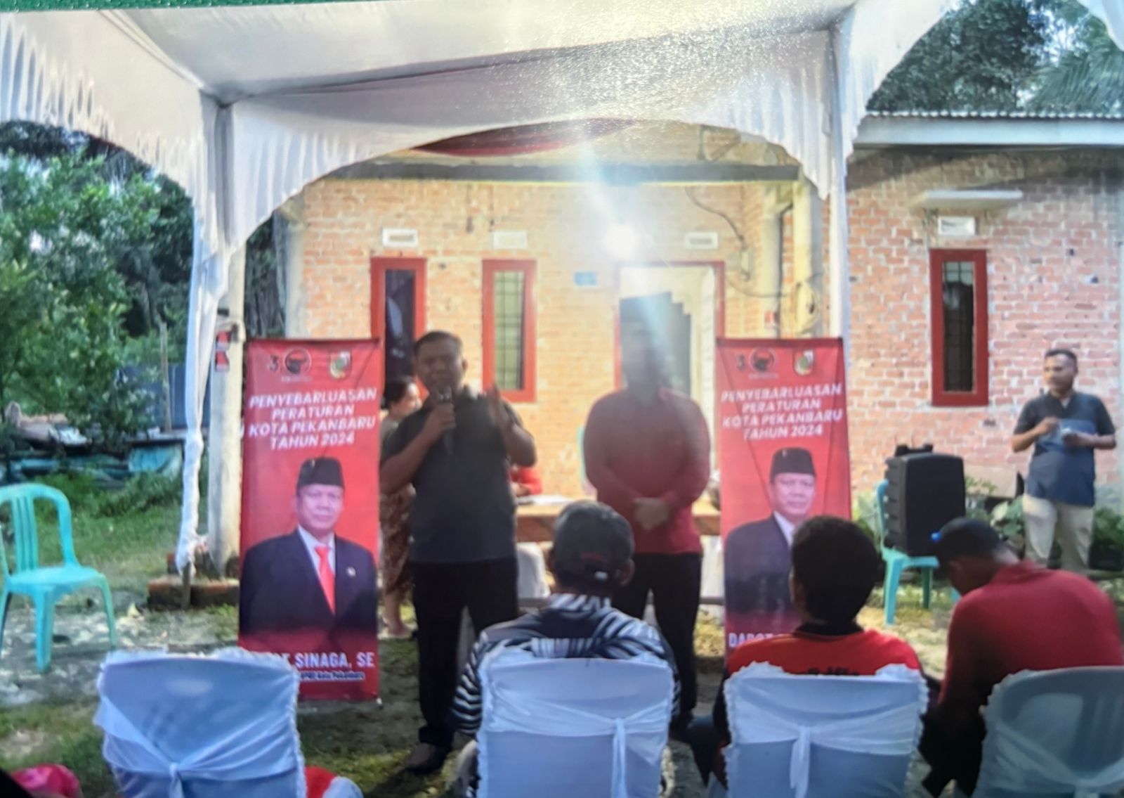 Anggota DPRD pekanbaru Dapot Sinaga saat menjelaskan Perda