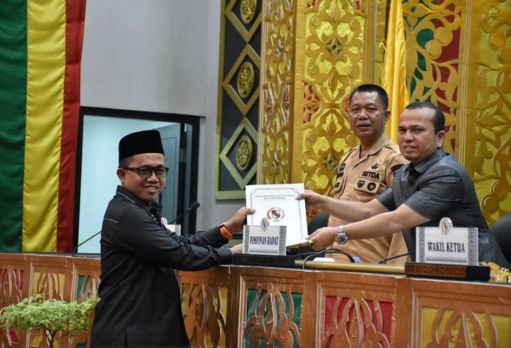 Jubir Dapil Pekanbaru Kota, Sukajadi Isa Lahamid saat menyerahkan draf aspirasi masyarakat